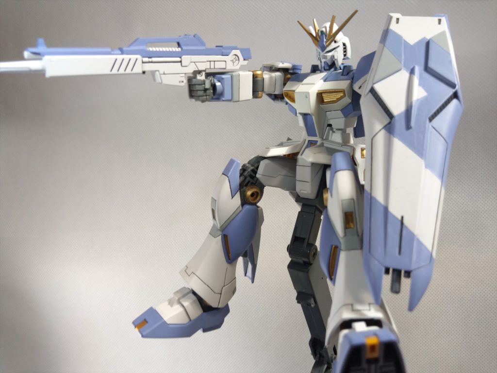 初めて作ったガンプラが楽しかったので、翌週すぐに二体目を作り出す。引き続き量販店やamazonではエントリーグレードくらいしか手に入らなかったのでニューガンダムを購入。（…ファンネル無いんすね）ガンダムゲーでhi-νをよく使っていたので、hi-νカラーにしてみようとMr.カラーのすみれ色を購入。