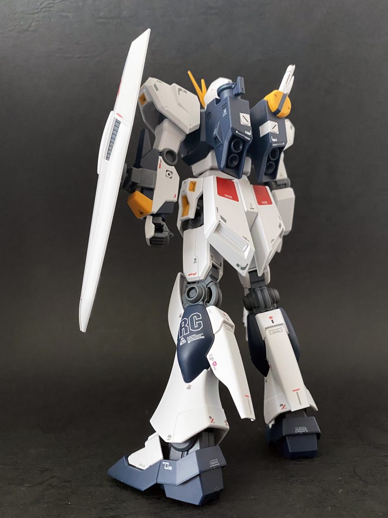 膝の関節部にある穴は市販パーツで蓋をしました。