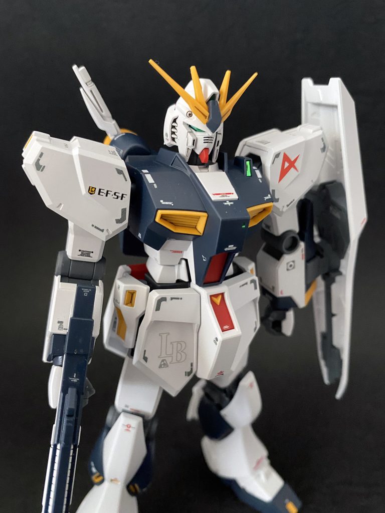 腰の部分は赤だと違和感があったのでダークグレーで塗装。