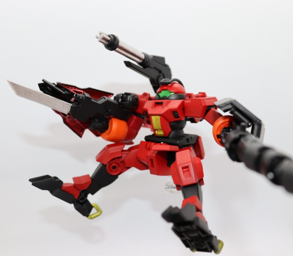 基本装備は・銃（ブレード付属）・肩部ガトリング・ヒートロッド・シールドの4種類