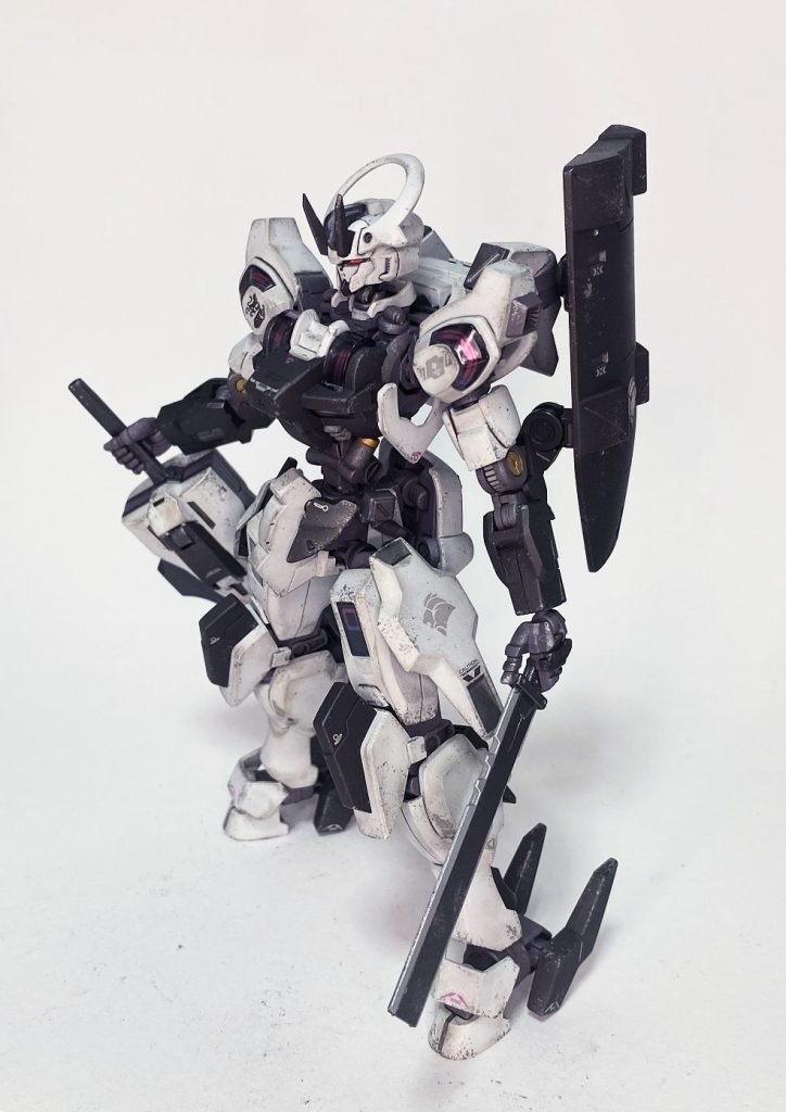 腿のシールドは3mmジョイントからコトブキヤのボールジョイントに変更したため表情がつけやすくなっています。