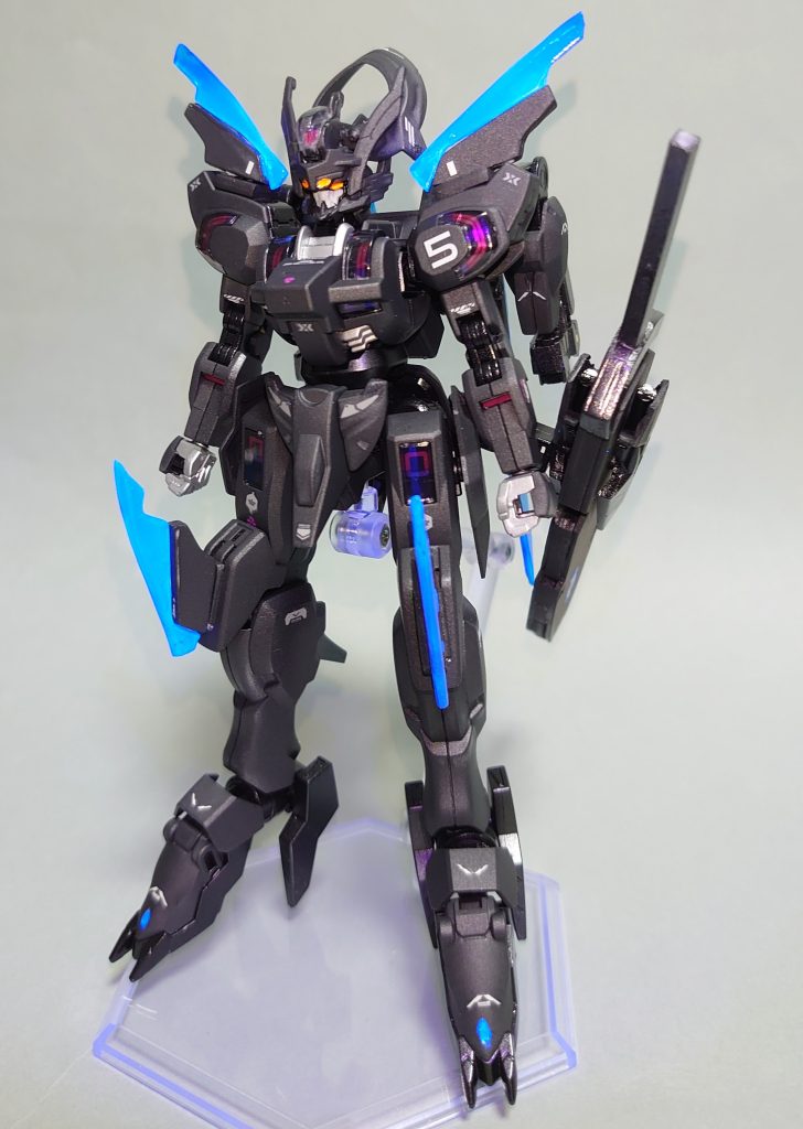 お久しぶりです。今回もジェターク寮のムラクモです。ついに水星の魔女も最終回を迎えまして、ジェターク寮勢みんな無事だったことにまずは一安心です。今回はそんなジェターク寮のムラクモとしてカスタムディランザ、シュヴェルバルデに続いて第２２～２４話で搭乗したという設定の最後の専用機を作ってみました。主にガンダム・シュバルゼッテをベースにウヴァルやダリルバルデ、バルバトスルプス等のパーツをミキシングしています。頭部はウヴァルをベースにダリルバルデやシュバルゼッテのパーツを加えて、水星の魔女の機体らしく改造しています。ウヴァルを選んだ理由としてはデザイナーが同じ刑部さんということと、後述する機体とパイロットの設定からパイロットとAIのそれぞれの目を表現したい為です。ジェターク社製MSのテーマである「人とAI」を僕なりの解釈で表現した機体ですので、ぜひ最後まで見ていただけると嬉しいです。