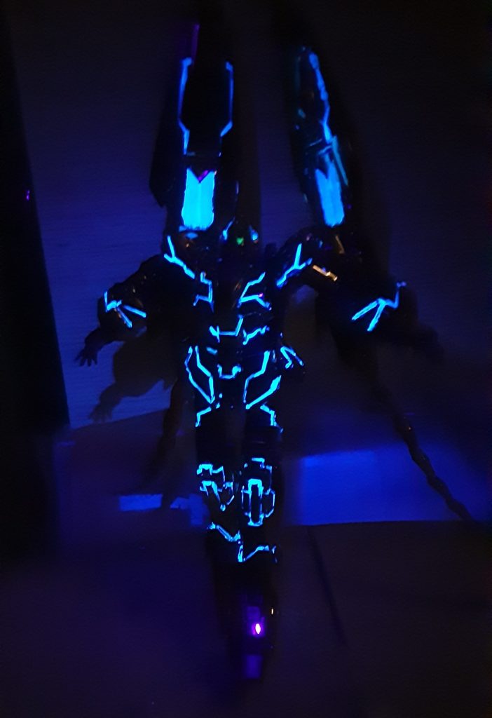 暗くした部屋でブラックライト照射