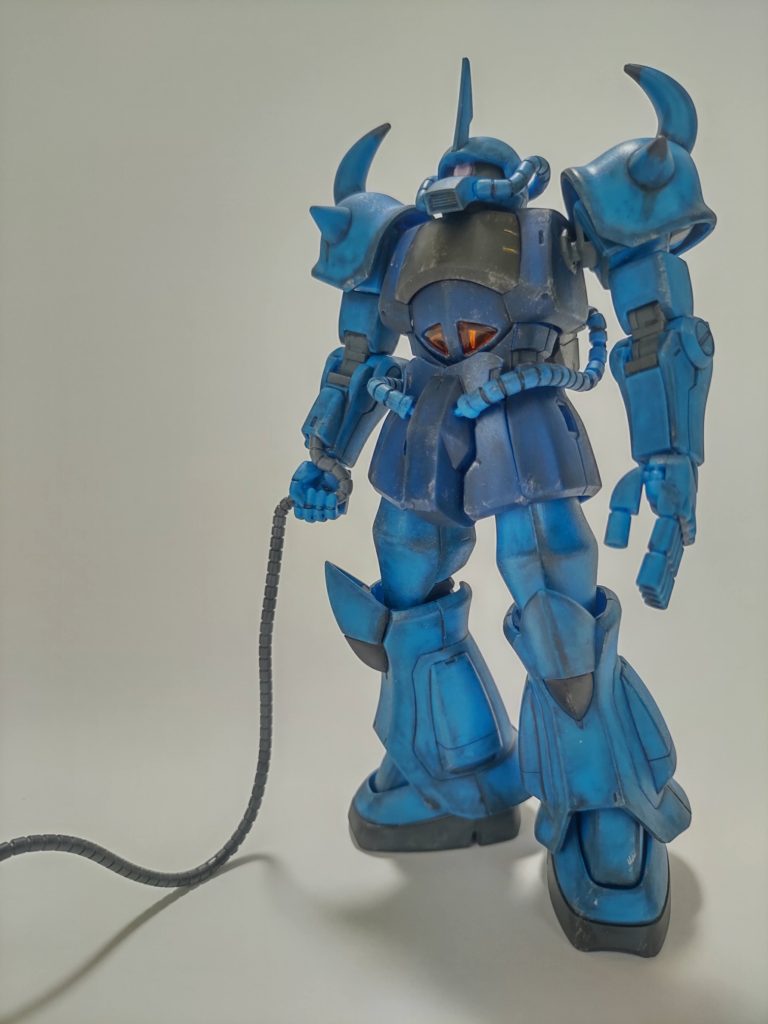 (大河原邦男氏のグフのイメージ図、ヒートロッドが思うような形にならなかったのとヒジは外向きでしたね)初めてグフを作る際の話です。喜びにはやる気持ちを抑えながら鉄則通り、組む前にランナーを一回りチェックしたところ、ランナーに不自然な空白がありました。左右のパーツがあるべきところにパーツが一つありません。そんな事はそれまで経験したことがなかったため、きっと使わないパーツなんだろうとざわつく心を抑えながら組み立てていきます。しかし、割と早めに発覚しました。胴体と左肩を繋ぐジョイントになる部品がありません。やはり部品が足りなかったのです。当時も不良品(というか欠品)パーツの請求などできたのかもしれませんが、当時の少年(後の整備兵)にはそんな事は思いもしませんでした。斯くして私の初めてのガンプラ 1/144グフは左腕が繋がらないまま、未完となりました。バルカンも撃てません。これでは飾りにもなりません。