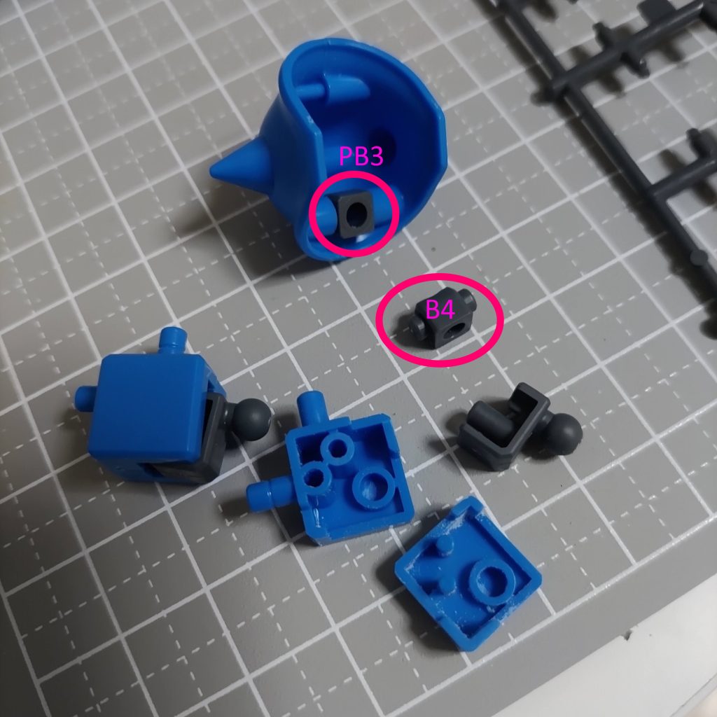 スパイクアーマーはがっつり接着してしまっているし、PC3の指定のところに余っているB4を使ってみたら、何の問題もなくハマったので、2つを交換したままで作る事にしました。若干、肩とスパイクアーマーがゆるく、肩の上下が硬いですが言われなければわからない感じ。(写真の中のPB3は間違いで、PC3です)危うく忘れものを回収するどころか、トラウマを二重にしてハモンさんに顔向けできなくなるところでした(意味不明)。という事で出来あがったのが、このグフです。おめでとうございます。ありがとうございます。