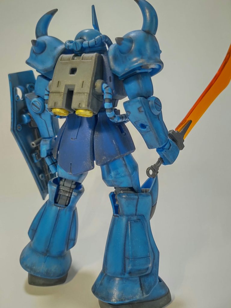 バーニアを金で塗ってみたのですが、つや消し吹いたら黄色にしか見えないです。無事、五体満足なグフの完成です。