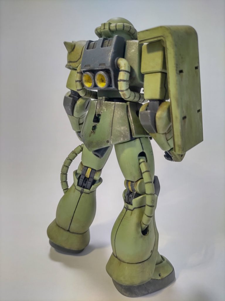 バックショット。あ、お尻の穴出ちゃってる。初投稿のHGグフと同じく金で塗ったバーニアが黄色にしか見えない。