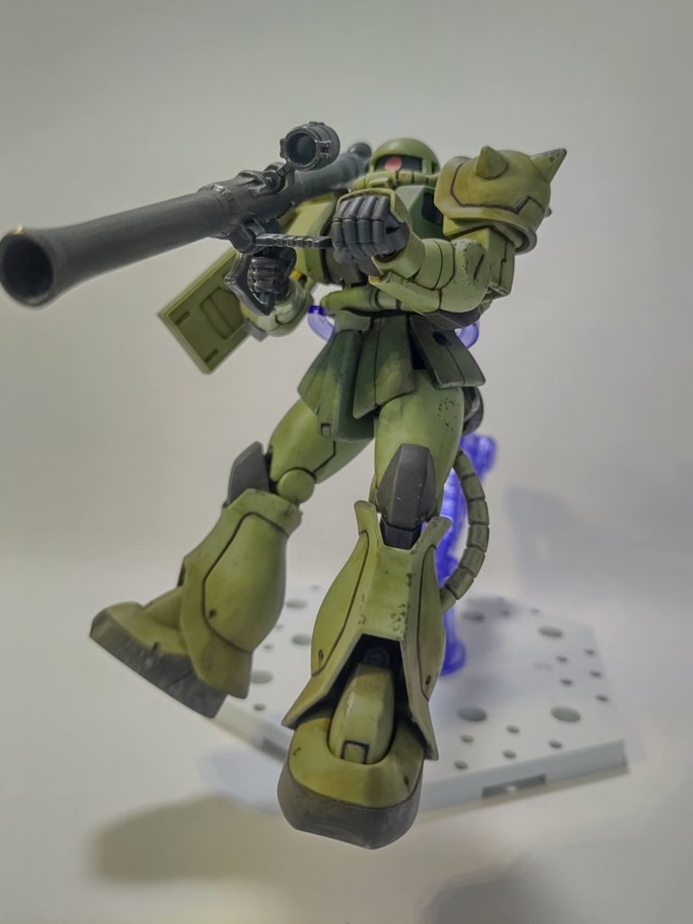 バズーカを撃つ例のポーズ(?)。躍動感が無い。圧倒的ポージング下手で両手で持てない。なお、アクションベースはガンダムベース限定 アクションベース5[水星の魔イメージカラー]です。先日ガンダムベースに行ったものの欲しいものが(予算以内に)特にないところに、ふつうのお店でアクションベース売ってないのを思いだして確保。5だから何なのかとか全然把握していません。レジのお兄さんに「こちら一人5個までですけど、大丈夫ですか?」と聞かれましたが、大丈夫です。