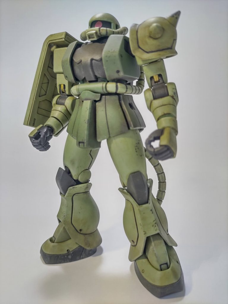 全体図。輪っか状で別パーツになっている手首のパーツ?がユルユルなのは仕様なんでしょうか? 写真でも隙間あいちゃっていますし、武器を持たせようとしているとすぐポロリします。さて、このザク、スジボリ練習用としてゴリゴリにスジ彫ってやろうと意気込んで挑んだですが、あまりの下手さに早々に心折れてギブアップしてしまい、いくつか穴あけ後、とっとと汚して終了となりました。デカールも買ってたのに、タイミングを逃してしまい未使用(よくある)。スジボリはなるべく映らないように写真を撮りました(探さないでください)。なんだかしっとりした色合だけは気に入りました。あと、チッピングも下手すぎて毎回全然うまくいきません。どこかに絶対チッピング失敗しないスポンジとか売ってないですか?