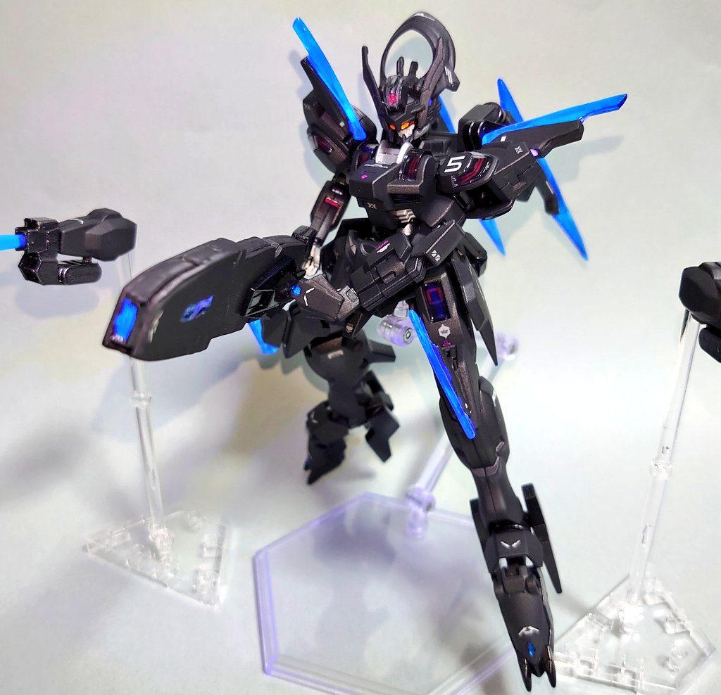 ・ビームブラスタービームサムライソードを鞘に収納した状態で使用可能になる本機唯一の携行火器。シュバルゼッテのガーディアンに搭載されているビームガトリングと対になるようにこちらは一撃の威力と射程を重視している。また、ガーディアンと同様にフォアグリップを展開することで射撃精度を高めることができる。鞘には電磁バリアの機能が備わっており遠隔操作可能な盾としても運用できる。