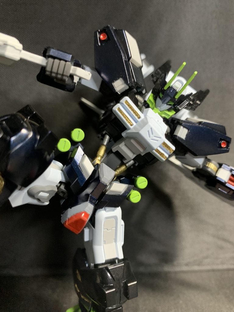 今回はカラー白と黒をメインにしたのですが少し青入れるように意識しています。