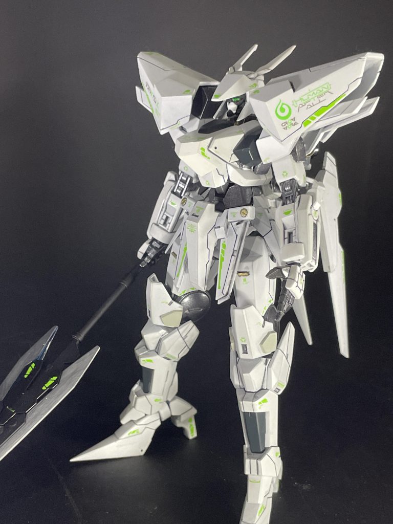 全体はライトグレーで塗装し蛍光グリーンのデカールでアクセントをつけてみました。