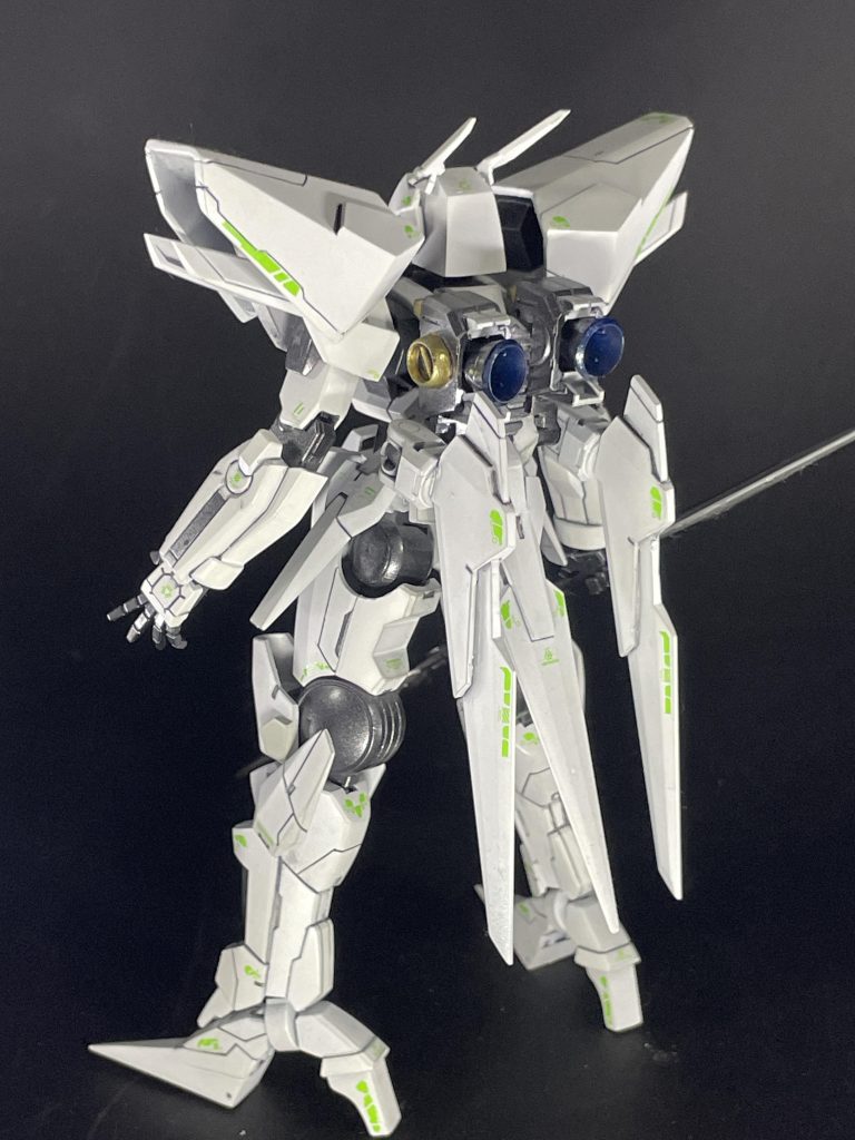 バックパックは羽の位置を変更してバーニアなどで盛ってあります。足の踵はヒール形状に変更しています。