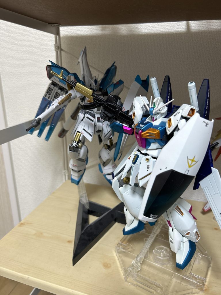 以前作成したHiνと。やはりアムロ機だからでしょうか、似ています。