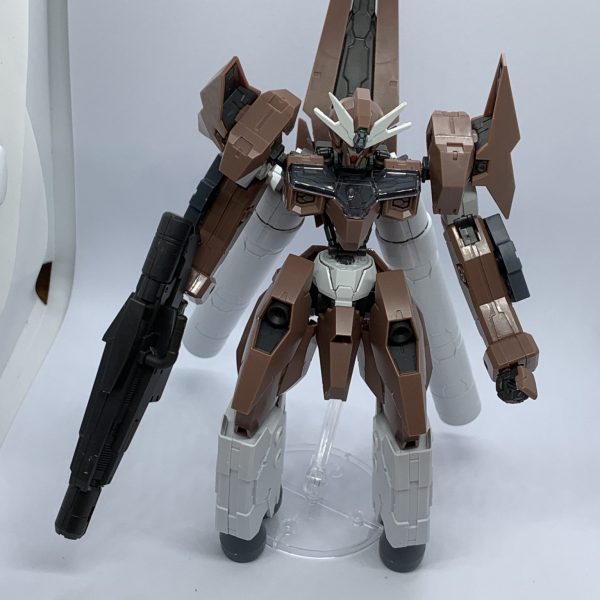 現在ガンダムルブリスソーン高機動型を制作しております。コンセプトはハミングバードと鉄血フレーム、フルアーマーユニコーンのバックパックをモチーフに改造しています。（1枚目）