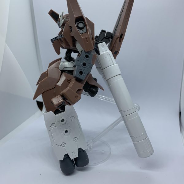 現在ガンダムルブリスソーン高機動型を制作しております。コンセプトはハミングバードと鉄血フレーム、フルアーマーユニコーンのバックパックをモチーフに改造しています。（2枚目）