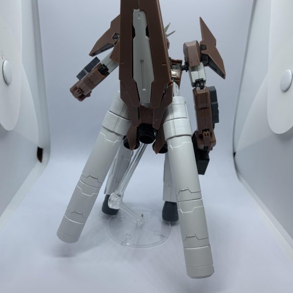 現在ガンダムルブリスソーン高機動型を制作しております。コンセプトはハミングバードと鉄血フレーム、フルアーマーユニコーンのバックパックをモチーフに改造しています。（3枚目）