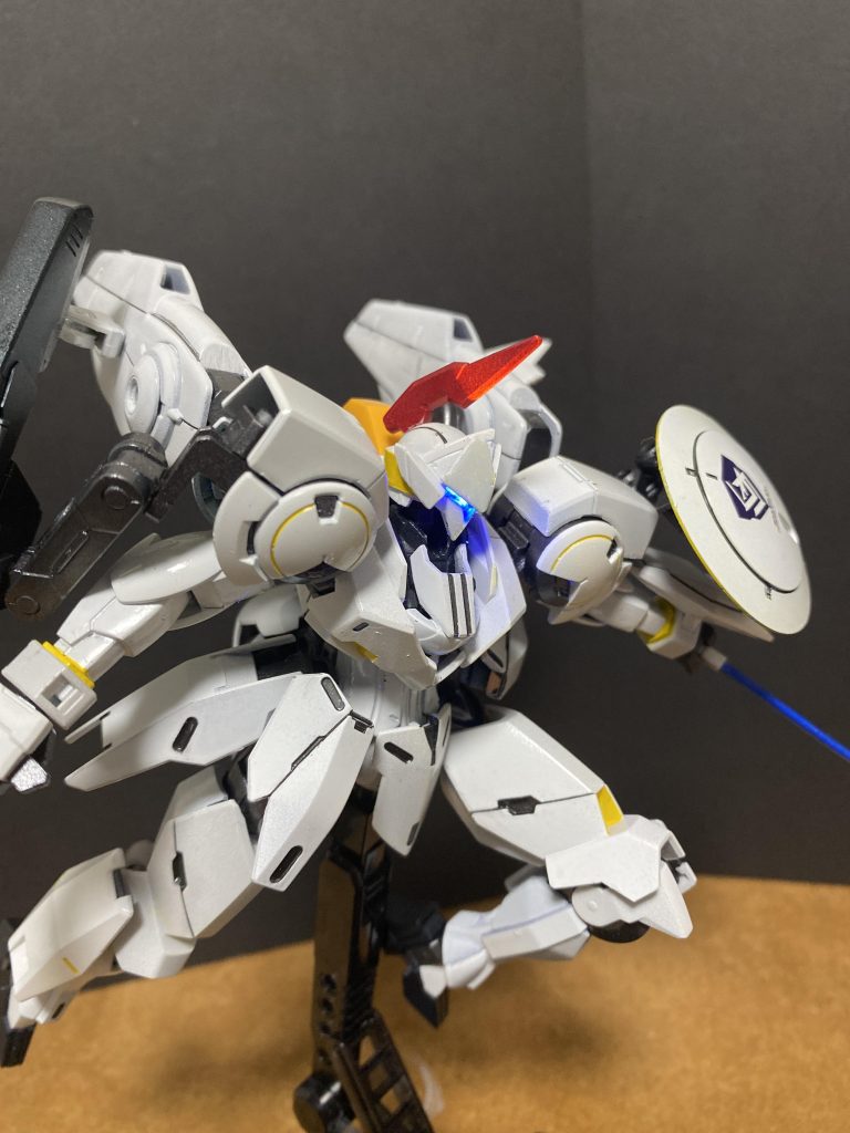 ブラックライトを照射することでメインカメラが発光します。