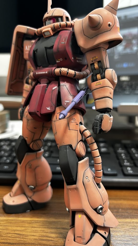 正面。頭・肩・胸部・腰・足にうるさくならない程度にスジボリ追加しています。スパイクもビンビンに尖らせています。