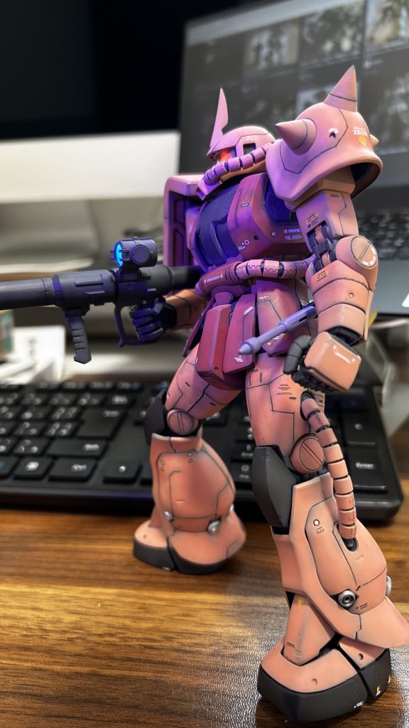 側面。モノアイ、スコープは蛍光色を吹いています