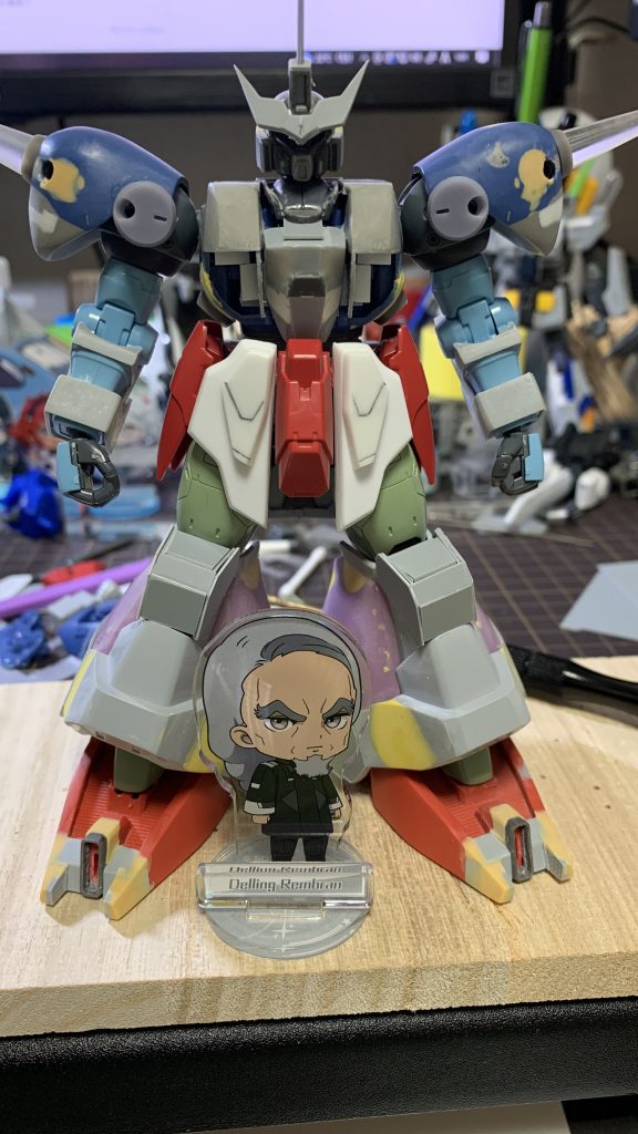 ダブスタクソ親父とツーショットジオンMSの集大成的な感じでジャンクパーツを使用しつつプラ板で形状変更しています。この後つま先の形状が違いすぎることに気づき、修正作業をしました💦