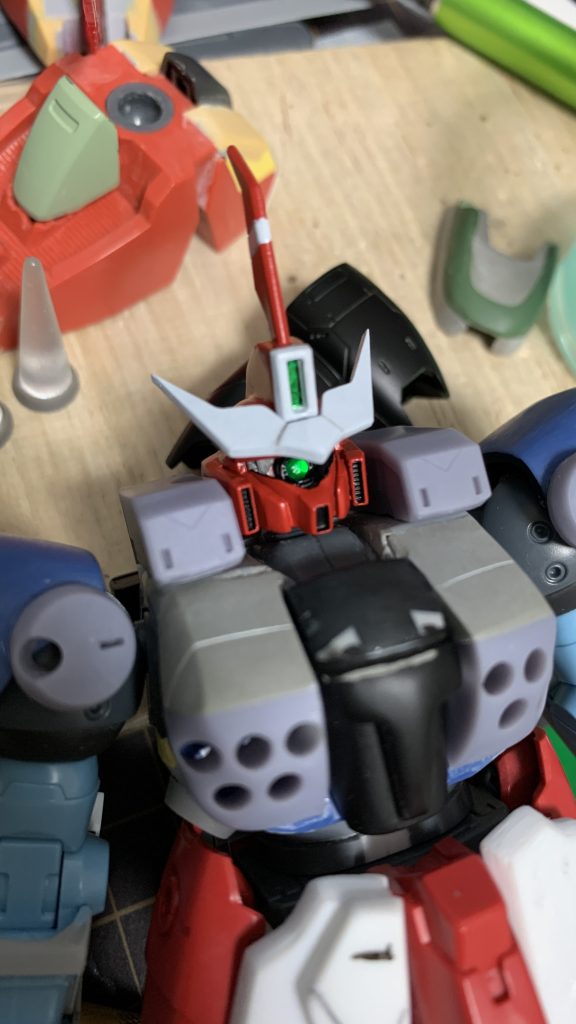 テンション上げるために顔だけ塗装してみた状態胸元の小型2連ミサイルポッド発射口や肩のミサイルポッド等は3Dプリンターで作成し左右対称なものにしました。胸部作成は4回ほど作り直してますので、お気に入りの部分です。