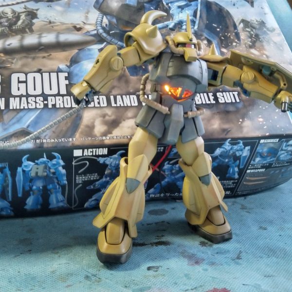 素組のグフに汚しと搭乗場所に電飾を施しました。