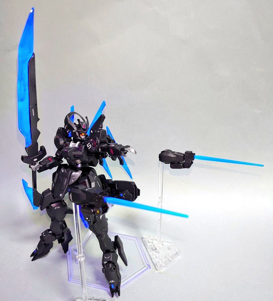 ・強化型イーシュヴァラ【マへ―シュヴァラ】ガンダム・シュヴェルジッツの固定装備。ダリルバルデ/シュヴェルバルデに搭載されていたイーシュヴァラの発展型。グスサー・イーシュヴァラとは真逆にAタイプとBタイプの機能統合というコンセプトで開発された。