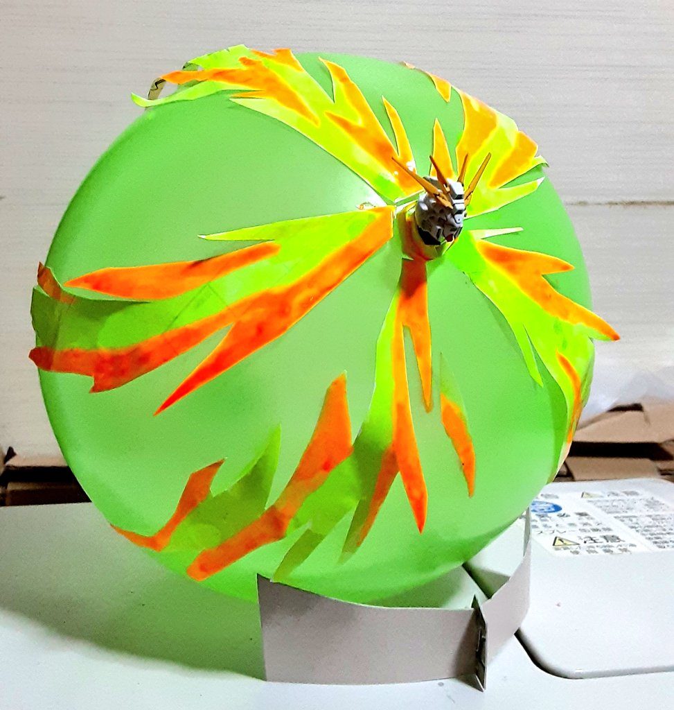 最後に紙に蛍光グリーンとオレンジを塗って、最後に頭を添えて完成！