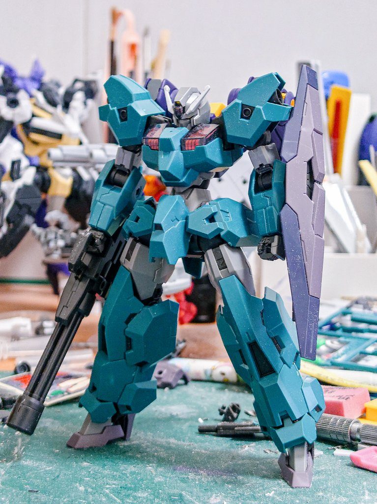 仮組み状態です。各関節の幅や形状の調整が主で難しいことはしていません。足首はAGE-FXのものに交換しています(1枚目の写真はガンヴォルヴァのままですが...)