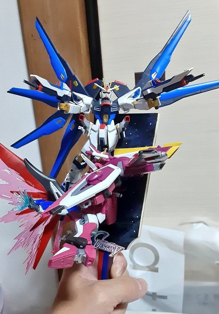 後はパーツを一部分取り外したガンダムを取り付けてます(　＾∀＾)