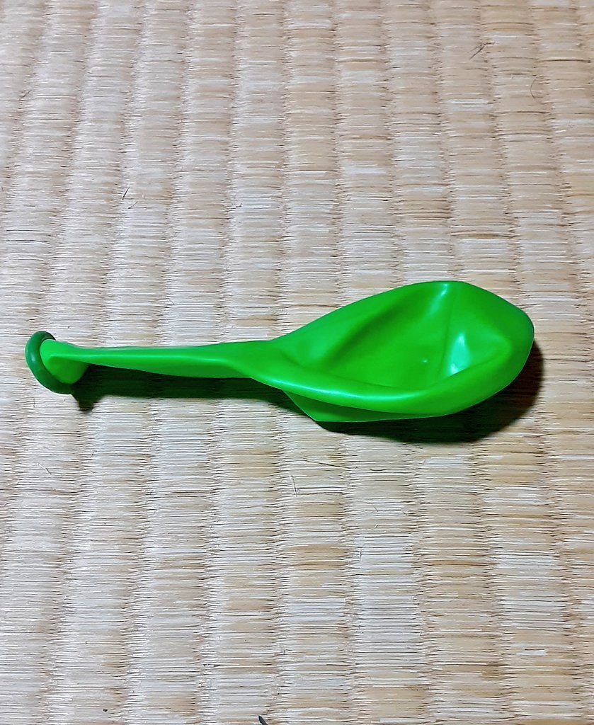 100均で風船を購入し、緑の風船を選びます。