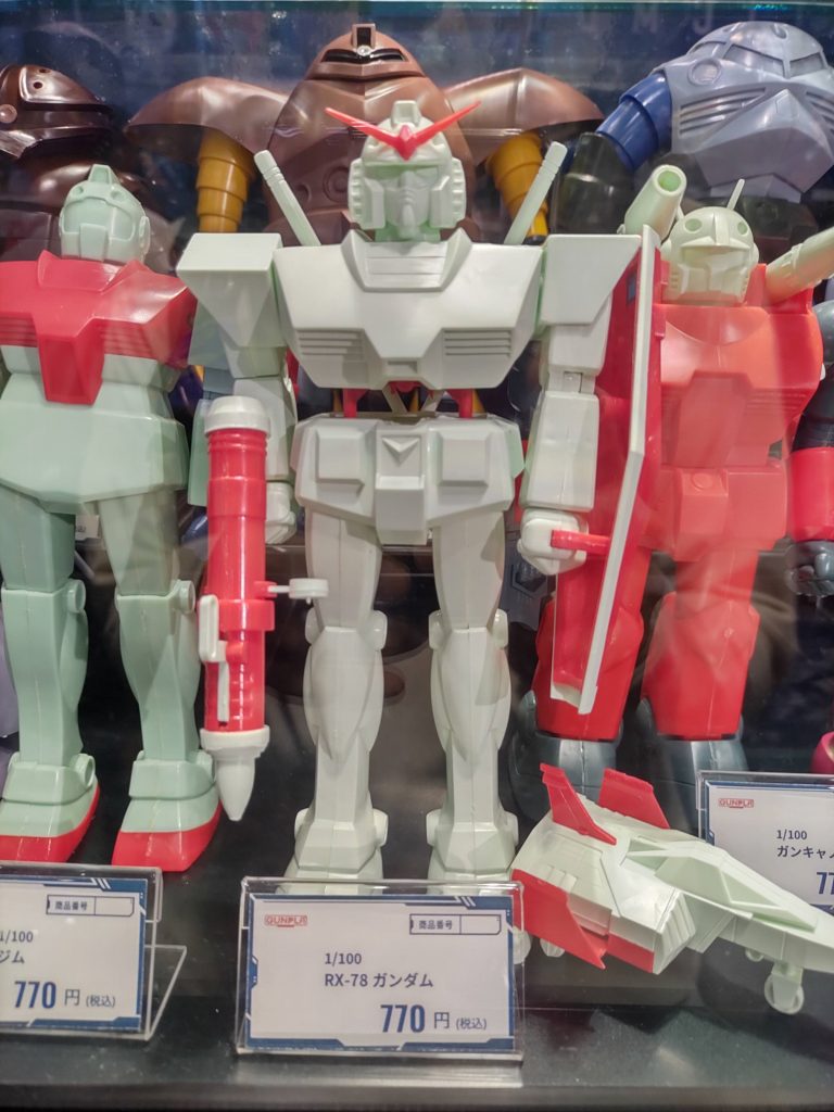 (写真はガンダムベース東京で祀られている旧キット 1/100ガンダム)コアファイター抜きで飾れたんですね。それにしても凄い肩幅。今でも肩幅の広い人を「ガンダムみたいな肩(幅)」などと形容することがありますが、それの語源がこれです(諸説有り)という訳で、1/100ガンダムでリベンジするところかと思いましたが、MGとなるとお高いので、当時と同じ値段で買えるEGでリベンジすることにしました。某カメラ屋で698円で売っていたのを知っていたので買いに行ったところ売り切れ、昨日まであったのに! やはり簡単には傷を回収?はさせてくれないなと思ったんですが、某黄色い潜水艦に行ったらで500円で買えました。黄色潜水艦さん、時々在庫管理で安売りしてくれるので助かります。今回は足首を固定して接着してしまったりする特筆すべきトラブルもなくサラっと完成してしまい。盛り上がりに欠けます。どこまで汚すべきかと迷ったくらいです。いや、技術の進歩は凄いですね、モモ裏とふくらはぎが着いちゃうぐらい膝曲るし、足首も捻挫しないか心配するぐらいです。ただ間接が緩くてポーズを維持できません。個体差?