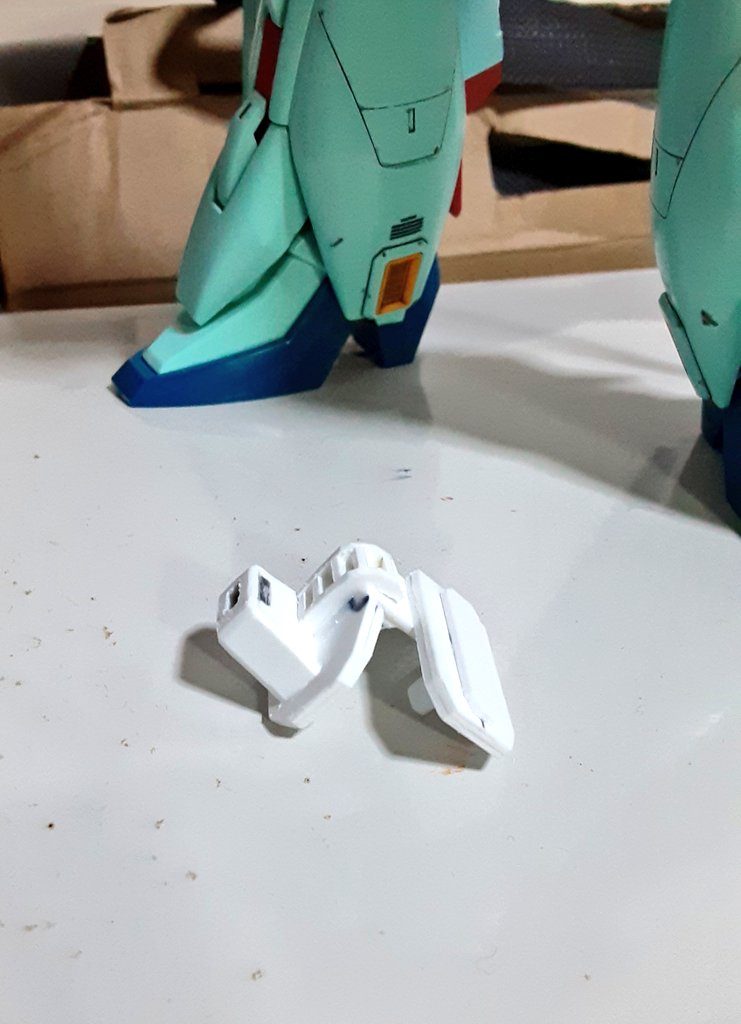 シールド用自作パーツ。これを付けることでシールドの取り付け位置を変更できます。