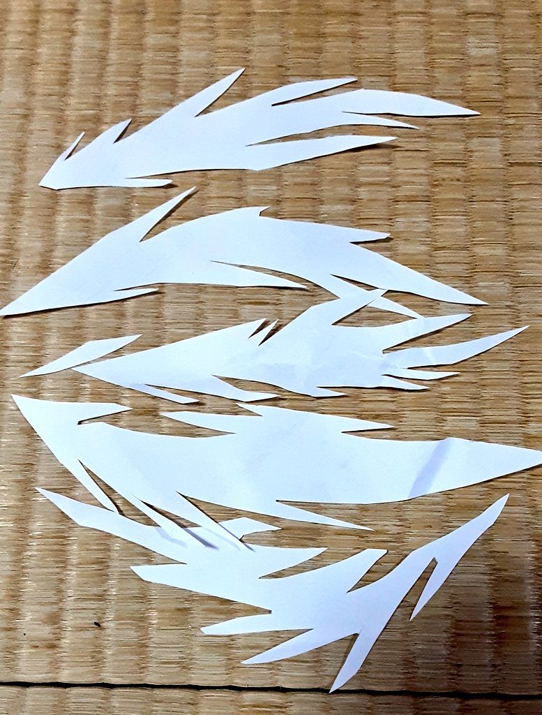 白い紙をハサミでチョキチョキ。