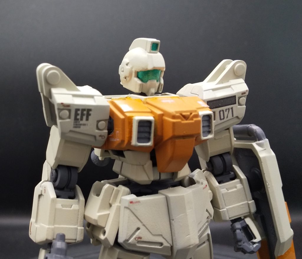 陸ガン付属の陸ジムヘッドは吊り目気味なので、ジムらしいゴーグルになるように微調整しています。