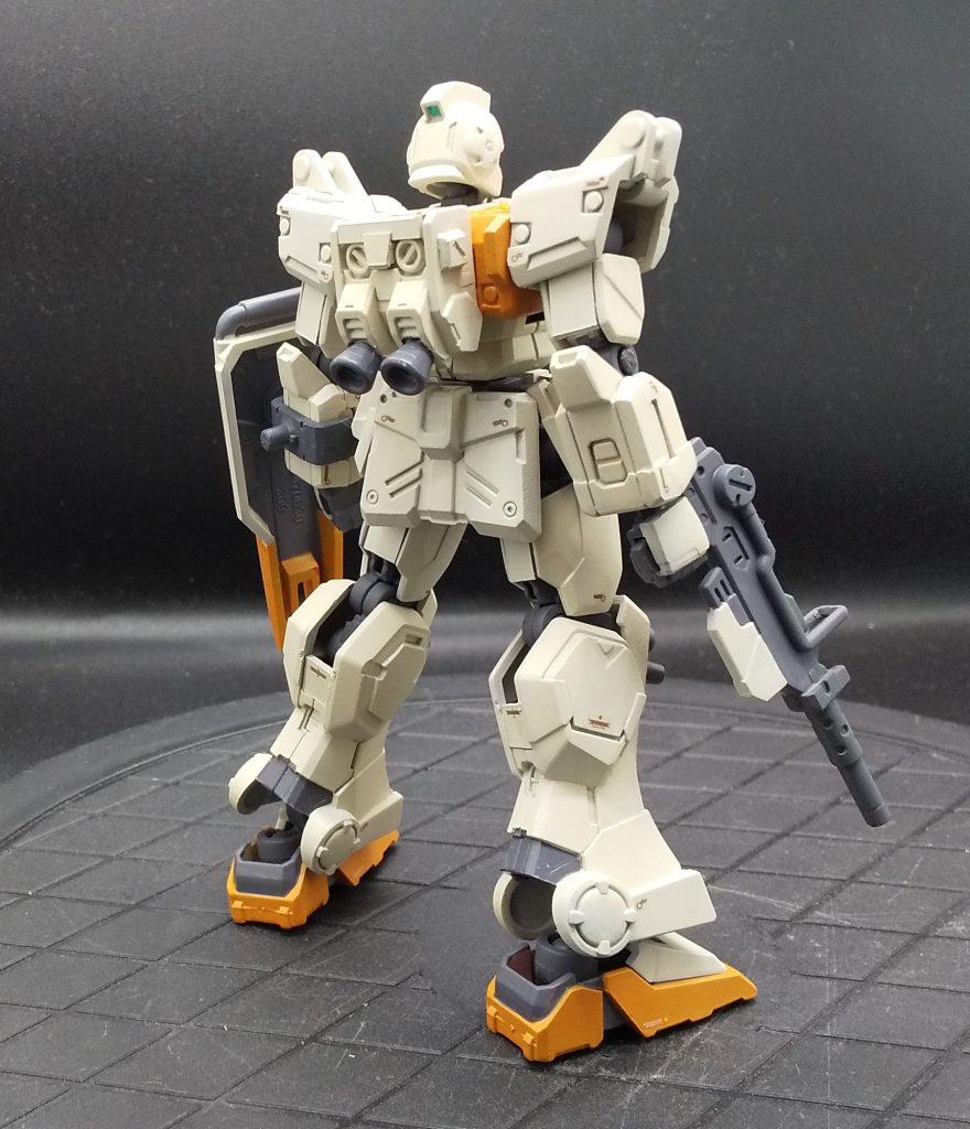 背面。上腕と大腿部裏側のフレームにはプラバンでフタ、膝関節裏側のピンを切り飛ばし、フクラハギ上部の溝を埋める。古いGフレームには定番工作です。