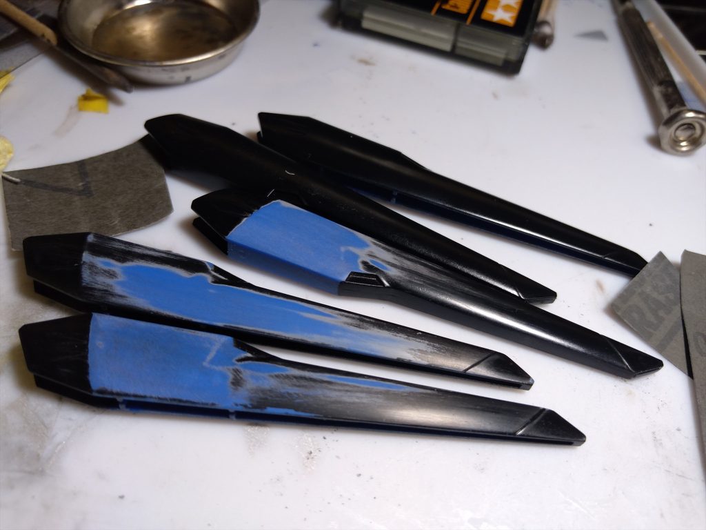 とは言えEGνガンダムには入ってなかった、念願のファンネル。前回導入したエアブラシ＆キャンディ塗装で引き続きやってみようと、今回から敬遠していたヤスリ作業も頑張る事に。