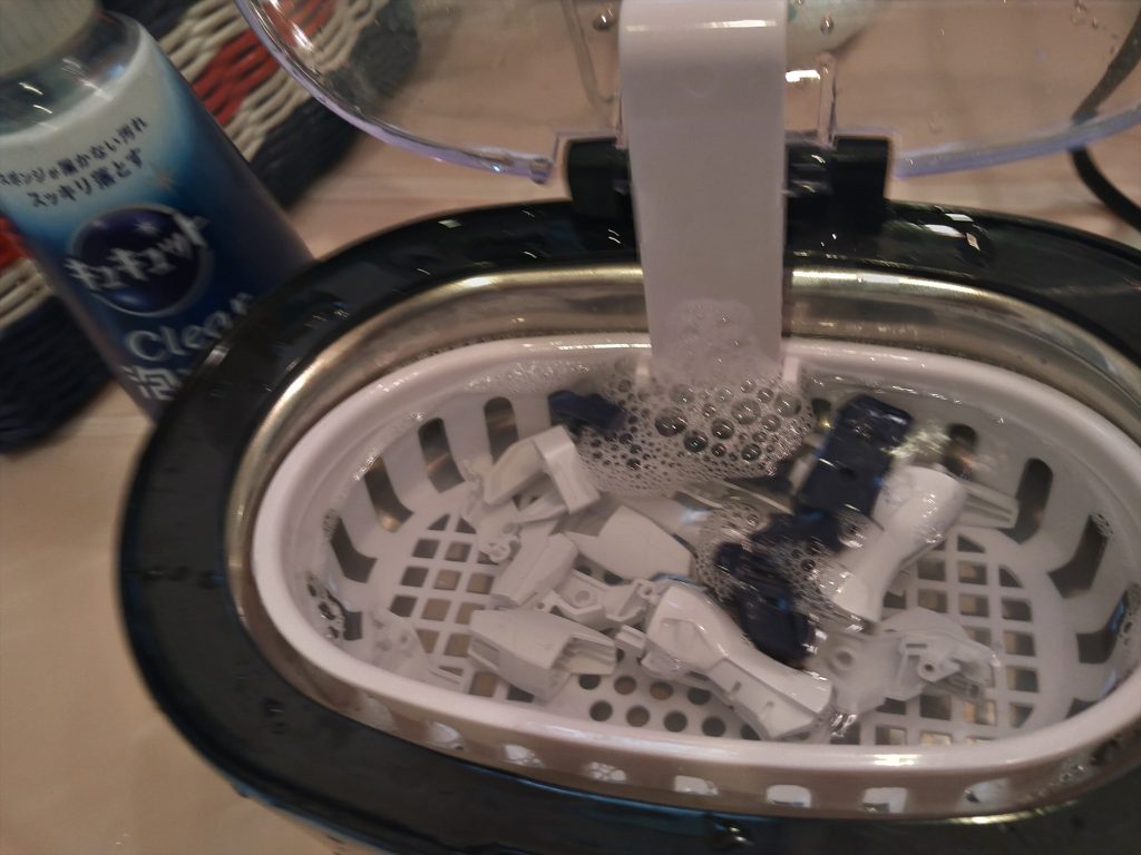 メガネ洗浄機でパーツ洗浄もやってみた。スジボリのゴミは綺麗に取れて、乾くとプラがキュッキュするのでベタベタ触った皮脂も取れたのかな。1日乾燥がもどかしいので、今後毎回やるかは不明。