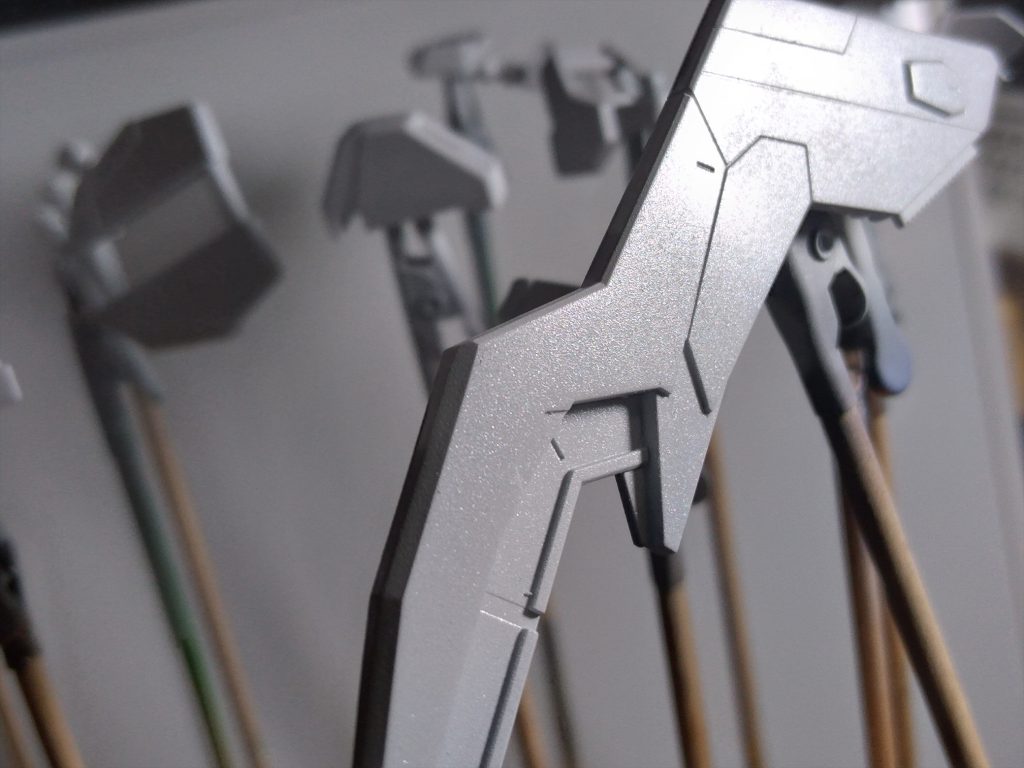 ホワイトパールを白塗装の上にも拭いてみると、結構質感が変わってプラとかけ離れた感じになってくれたので、これは良いかも。スジボリは難しすぎて伸びしろが無いと感じているので、直線的で楽なラインを狙っていくつか入れる。