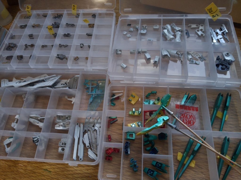 スジボリ道具やらヤスリ数種、エアブラシ、塗料、持ち手棒、……二か月前に比べるとだいぶ色々導入したなと。パーツ洗浄もyoutubeで上手い人がやっていたのでとりあえずやってみた感があったのですけど、何かとインターネッツのプラモ知識の充実のおかげで、自分みたいな初心者でもすぐ先人の知恵をインストール出来るのいい時代ですね。百均とかもガンプラやるならコレ買っとけ！みたいな情報に踊らされ、行く度にちょこちょこモノが増えるんですけど、自分にとってはこの仕切り版が一番の便利グッズな気がしている。これが無ければ僕はパーツ管理が出来ないっす。