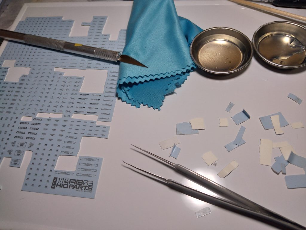 そんな訳で先人に倣い、水転写式デカールの導入。情報量を増やすのだ…！30､40枚くらいしか貼ってないのに５時間くらいかかりました。アニメ１クール見れちゃうぞ…？最後に光沢クリアをこれでもかとぶっかけて、完成