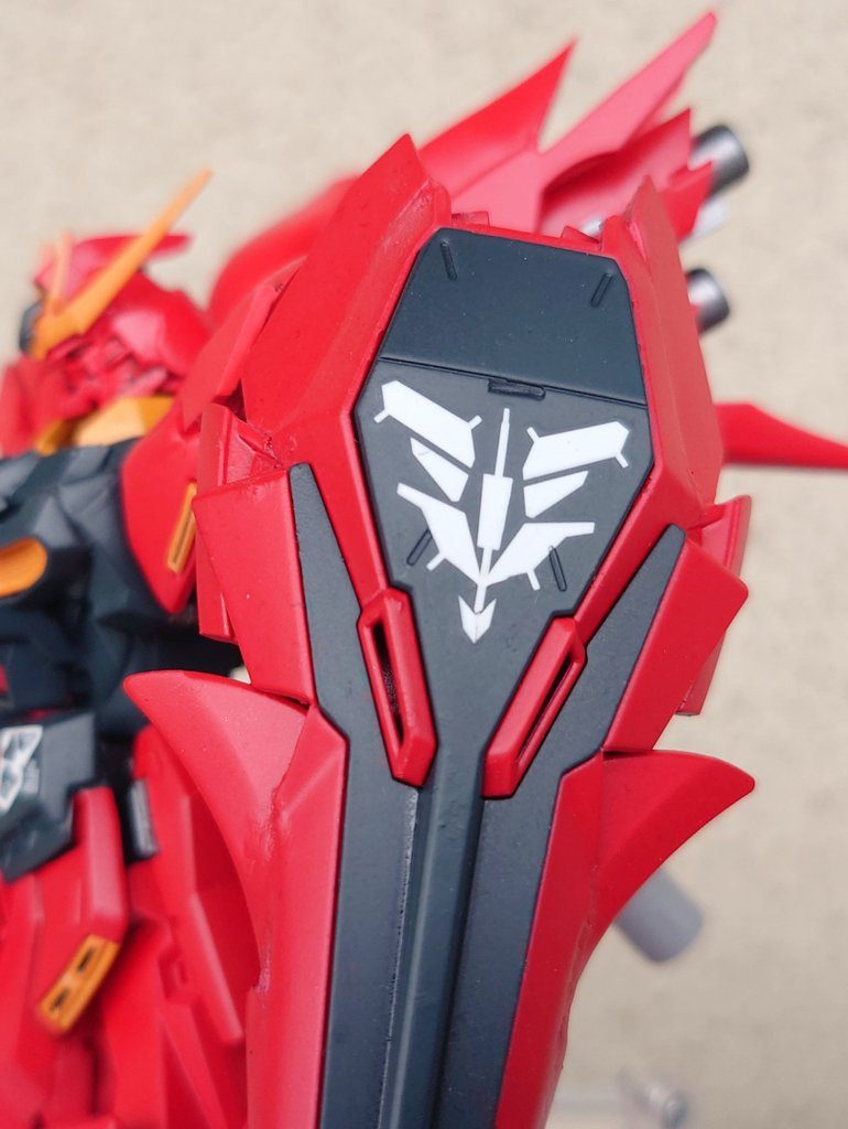 MYK DESIGNから発売しているデカールを駆使して、袖付きのマークを表現してみました。