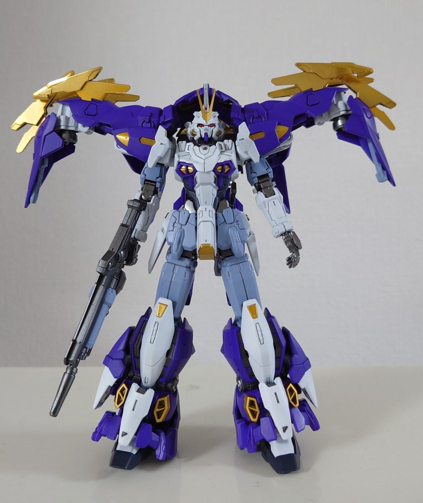 立ち。オレンジ部はエレガント仕様でゴールドにしました。シールドは余剰パーツでは作れませんでした。