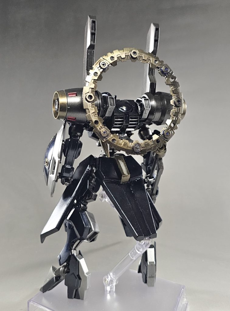 バックパックはヴァーチェを元にバオリユニットのスラスターを加工して装着。リアアーマーは自作し、はね上げられる用加工しました。