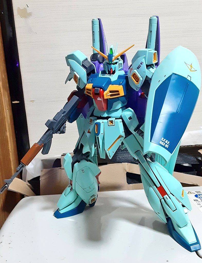 シールド装備したままで腕を縦に曲げることができます。