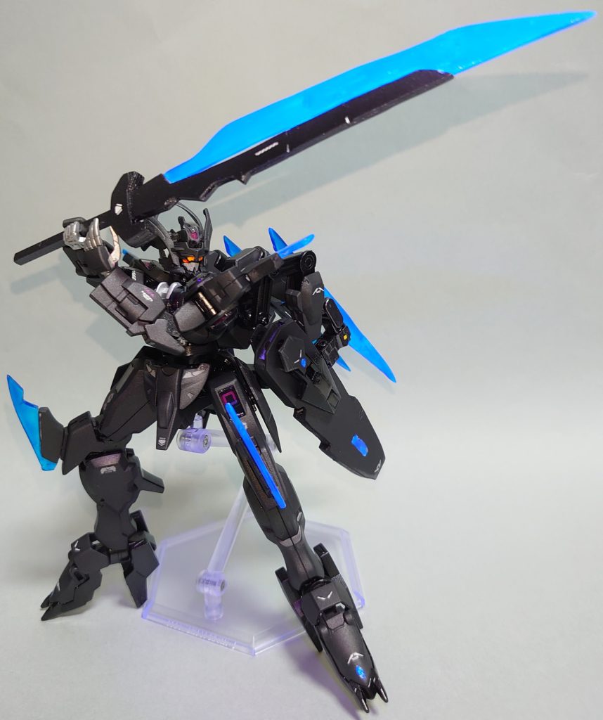 ・多目的攻防プラットフォーム【ハバキリ】ガンダム・シュヴェルジッツの主装備。主武装となるビームサムライソードとその鞘であるソードシース、四肢と背中に装備された６基のレーザーブレードから構成される。・ビームサムライソードトツカシリーズとビームカタナ、ビームブレイドの技術を組み合わせた高出力ビームソードであり、敵機をビームサーベル、電磁バリアごと両断することが可能な威力を発揮する。