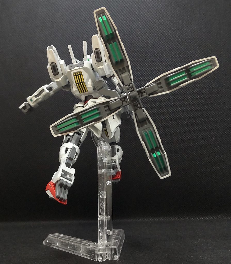 シェルユニット内側だけ付属シールを使い、それ以外はマスキングに利用しました。バリアブルロッドライフルのスラスター部分も付属シール使ったマスキングで楽に塗り分け出来ました(笑)