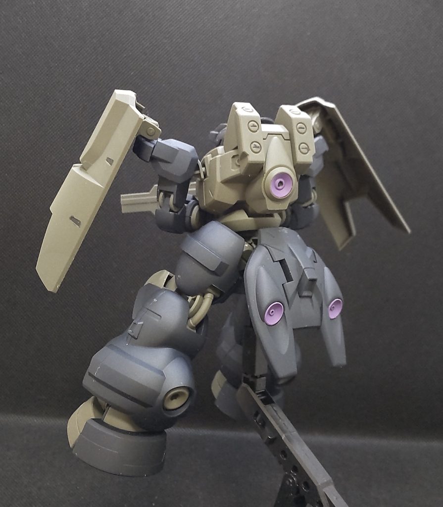 つや消し吹き終わって組み立ての段階でバックパックの◯を塗り忘れてた事に気づいたんですが…ｷﾆｼﾅｲ(笑)