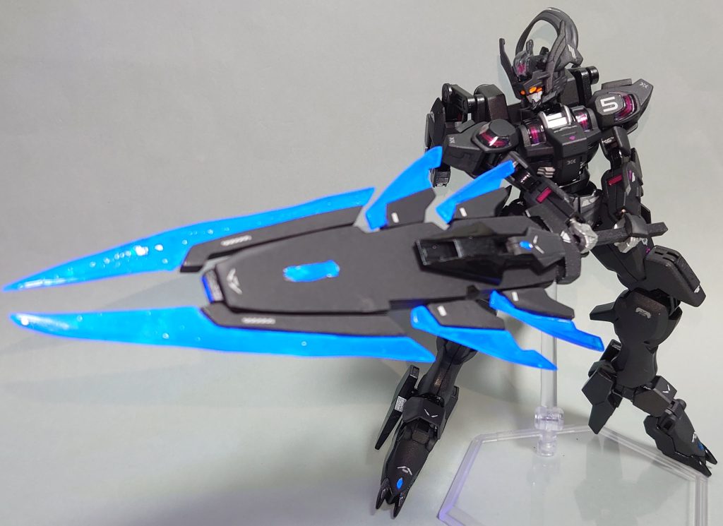 ・ガンビットソードビームサムライソードにソードシース、レーザーブレードを合体させた本機最大にして最強の武装。ガンダム・エアリアル改修型のガンビットライフルを参考に開発され、本機のそれは全長数百メートルに渡る超大型ビームサーベルを発振させて対象を消滅させる。また、一応は射撃形態のガンビットブラスターとしても使用可能だが、フォアグリップだけでは射撃の反動に耐えられない為、射撃精度は安定しない。